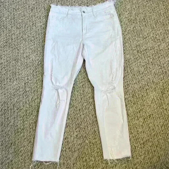 Altar'd State Denim - Altar’d State White Jeans Distressed at Waist, Knees and Ankles. Women’s Size 29